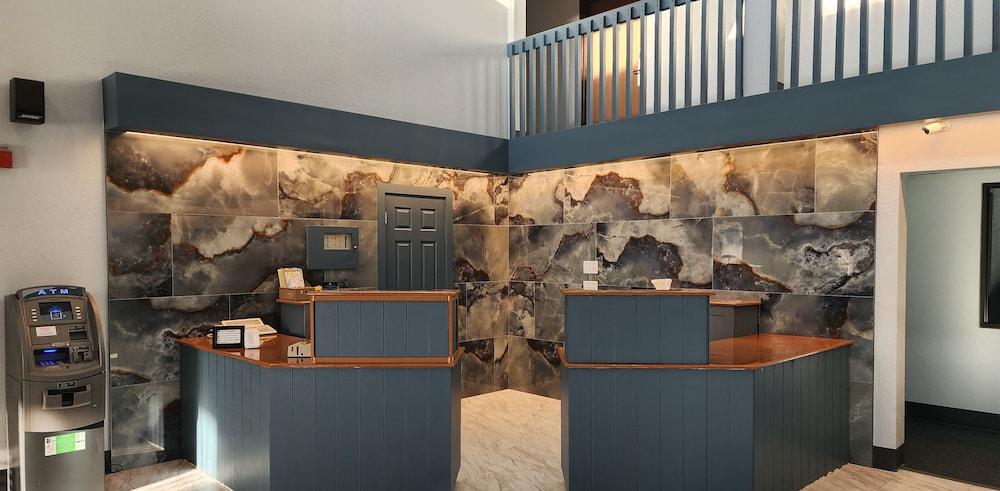 The Oasis Hotel & Bar photo 2