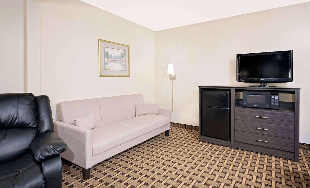 Super 8 by Wyndham Ashland photo 35