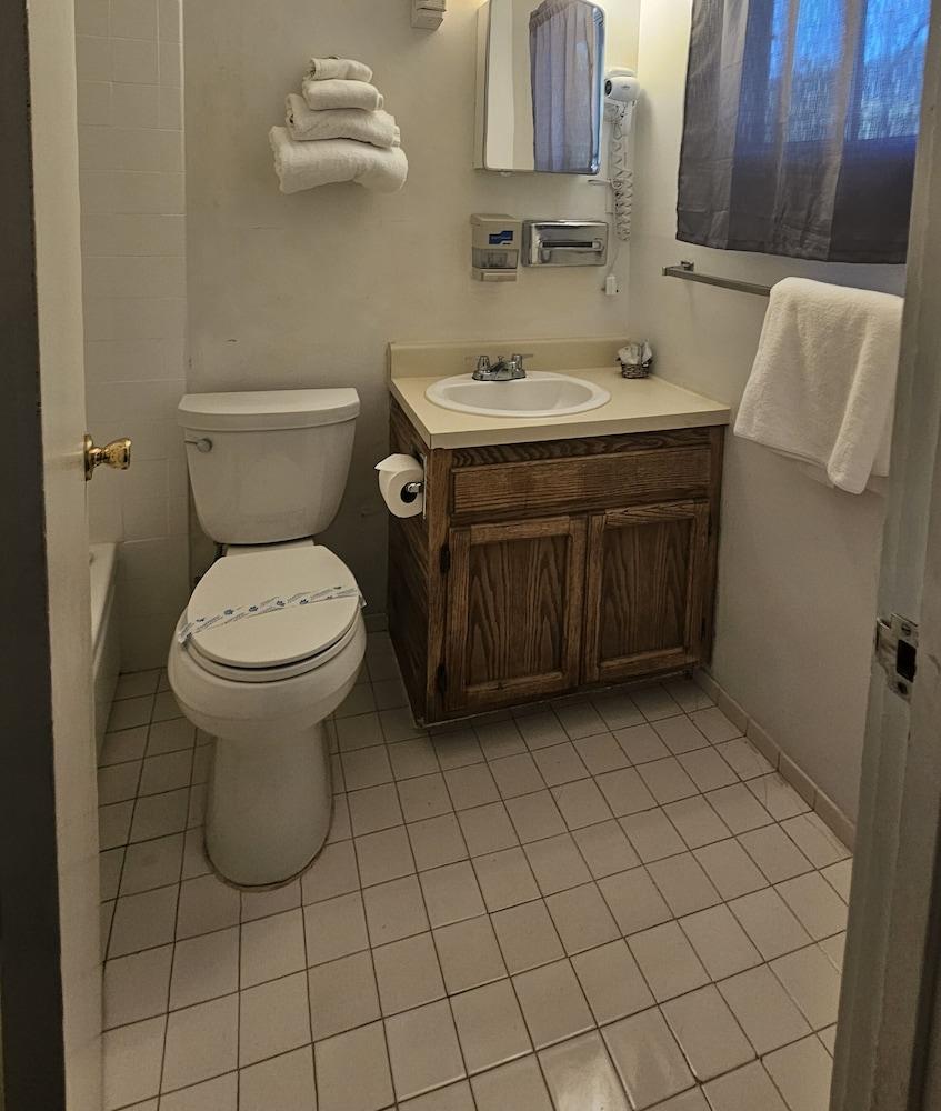 Cedar Lodge Motel photo 14