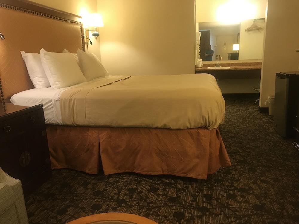 Travelers Inn & Suites photo 43