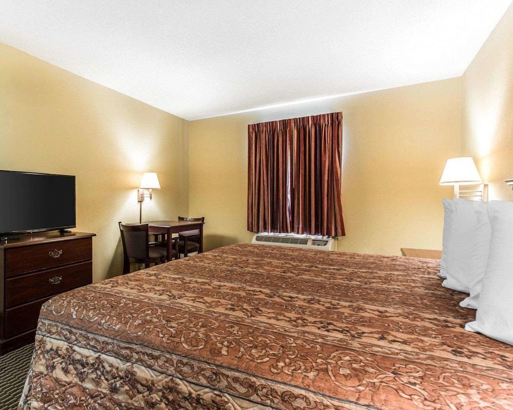 Country Hearth Inn & Suites photo 11
