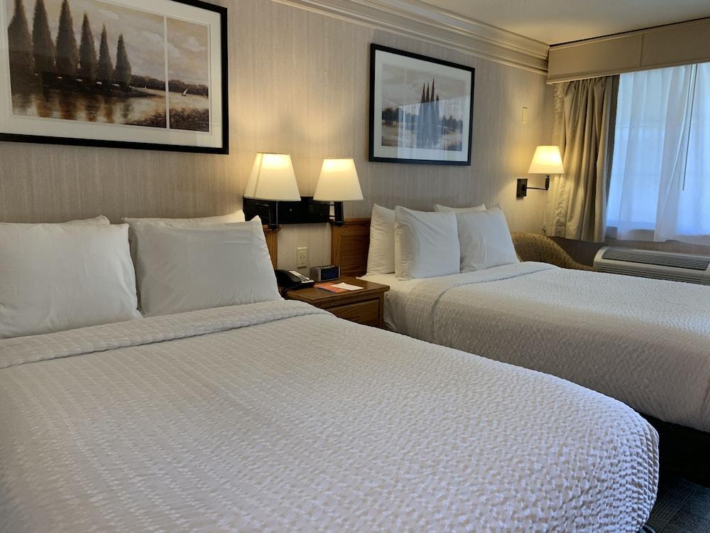 Coachman Inn & Suites photo 23