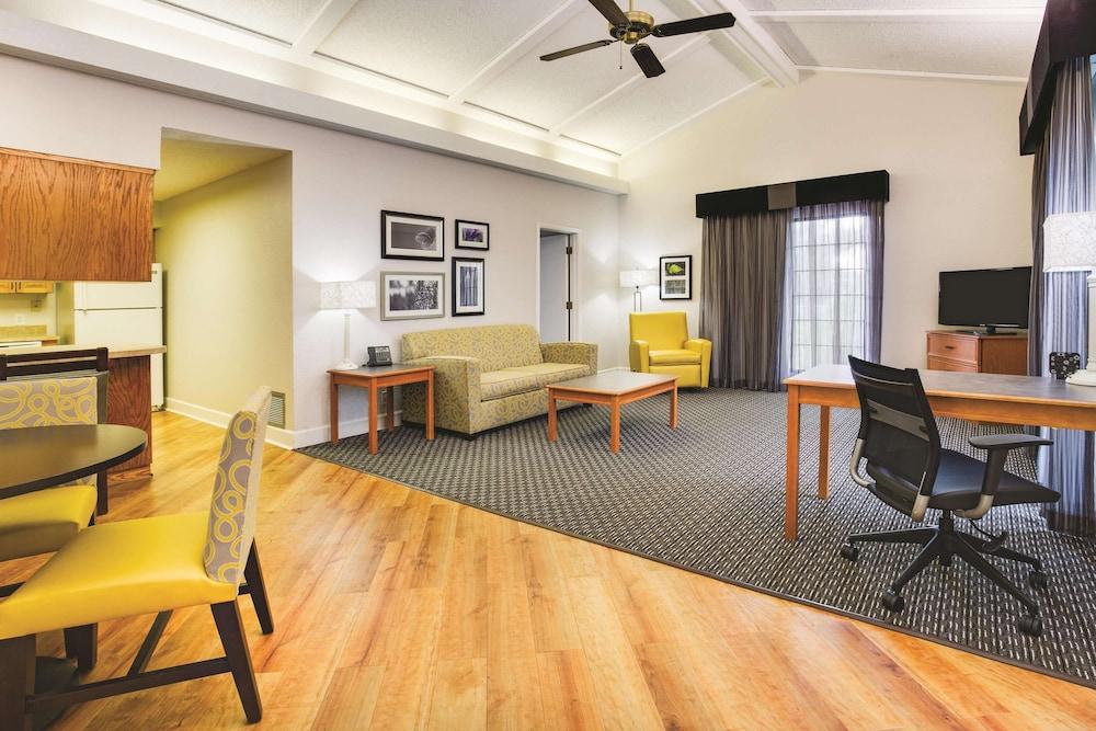Days Inn by Wyndham Gainesville University I-75 photo 14