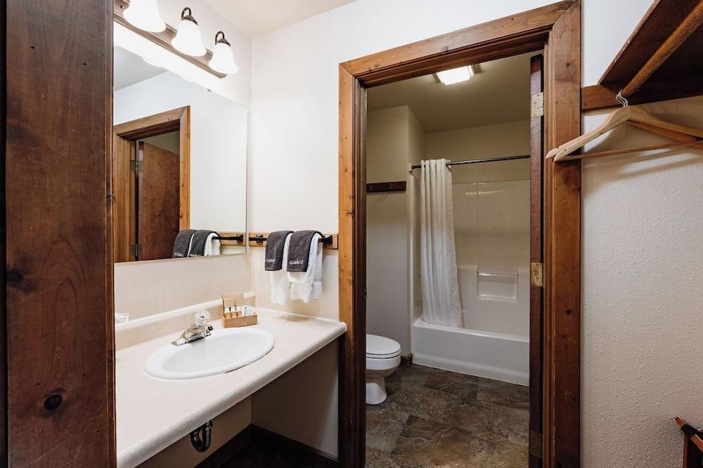 Chico Hot Springs Resort & Day Spa photo 40