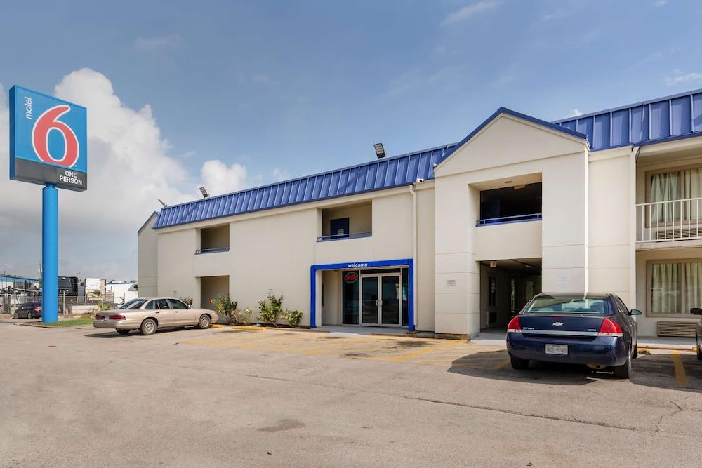 Motel 6 Houston, TX - East photo 37