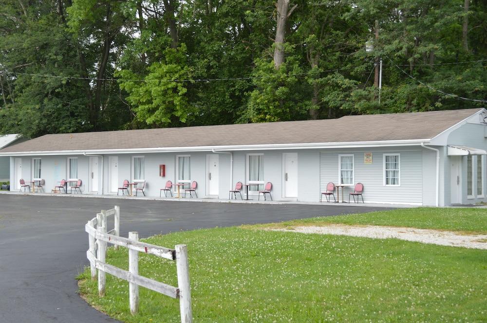 Great Lakes Motel photo 11