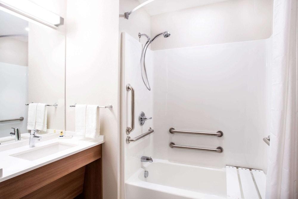 Microtel by Wyndham Vernal / Naples photo 24