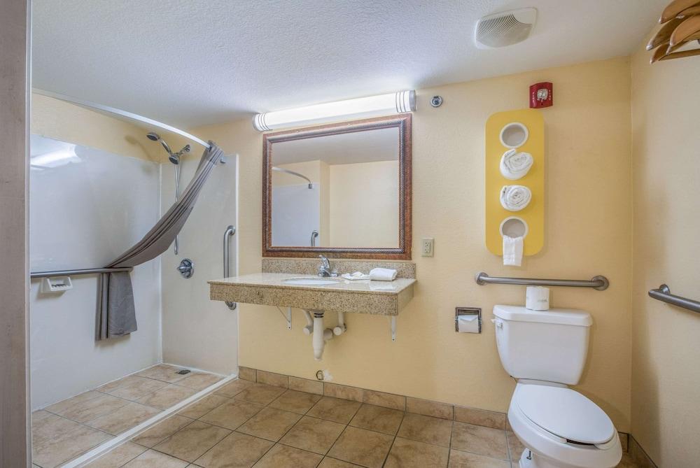 Rodeway Inn & Suites photo 49
