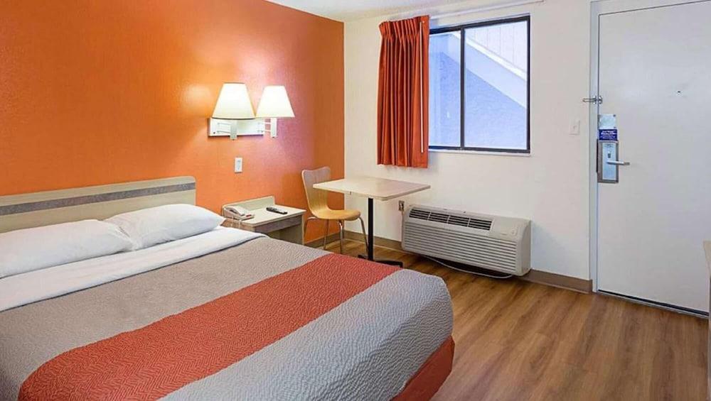 Super 6 Inn & Suites Baton Rouge photo 11