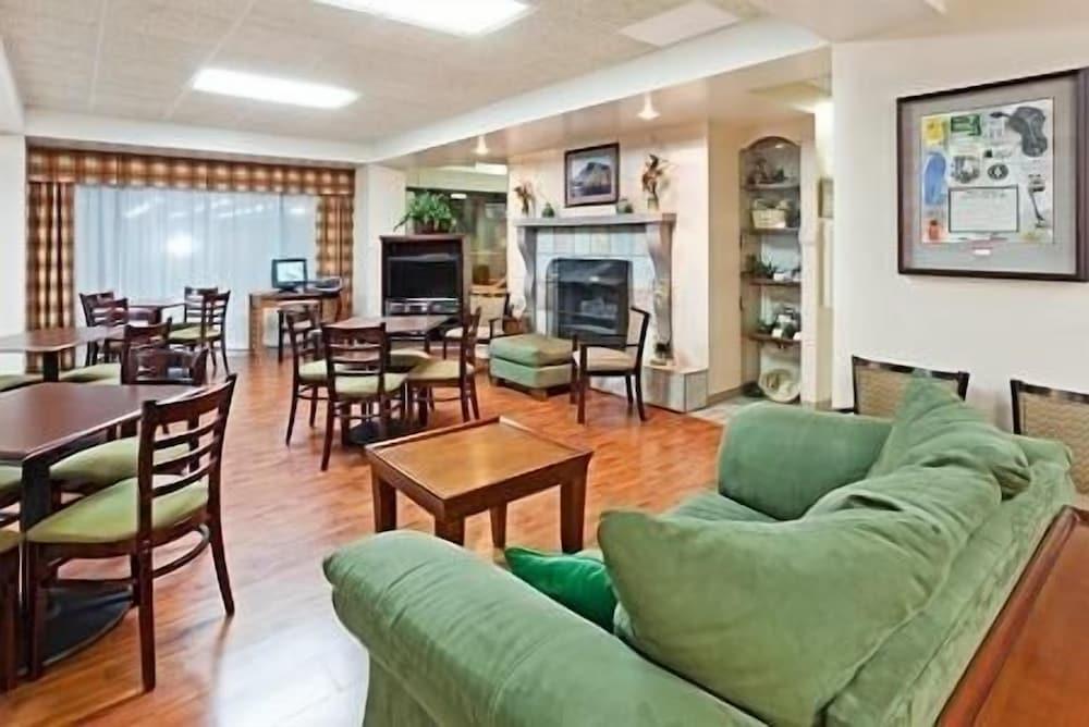 Mountain Inn & Suites photo 38