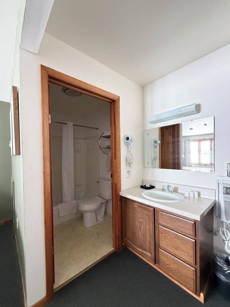 The Trail Inn - Newberry, MI - 13467 M-28 photo 4
