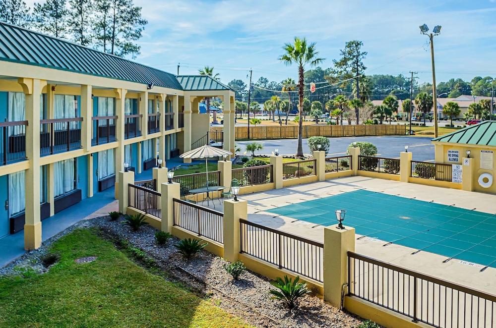 Econo Lodge Inn & Suites Hardeeville I-95 — hotel in Hardeeville