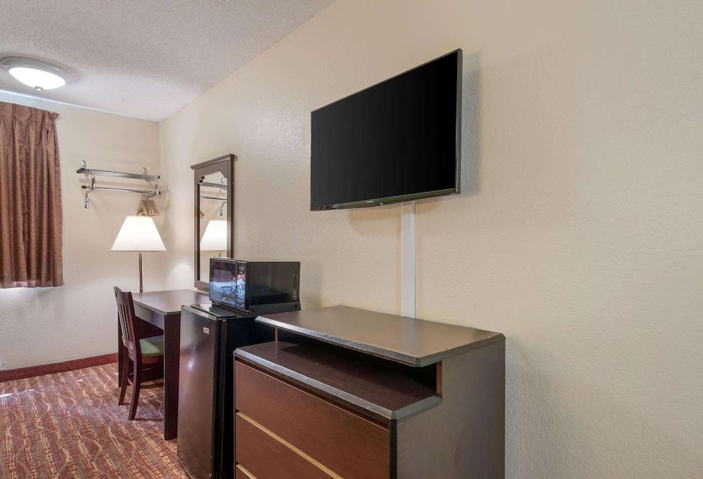 Rodeway Inn Benton photo 24