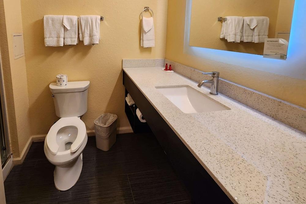 Days Inn by Wyndham Freeport photo 19