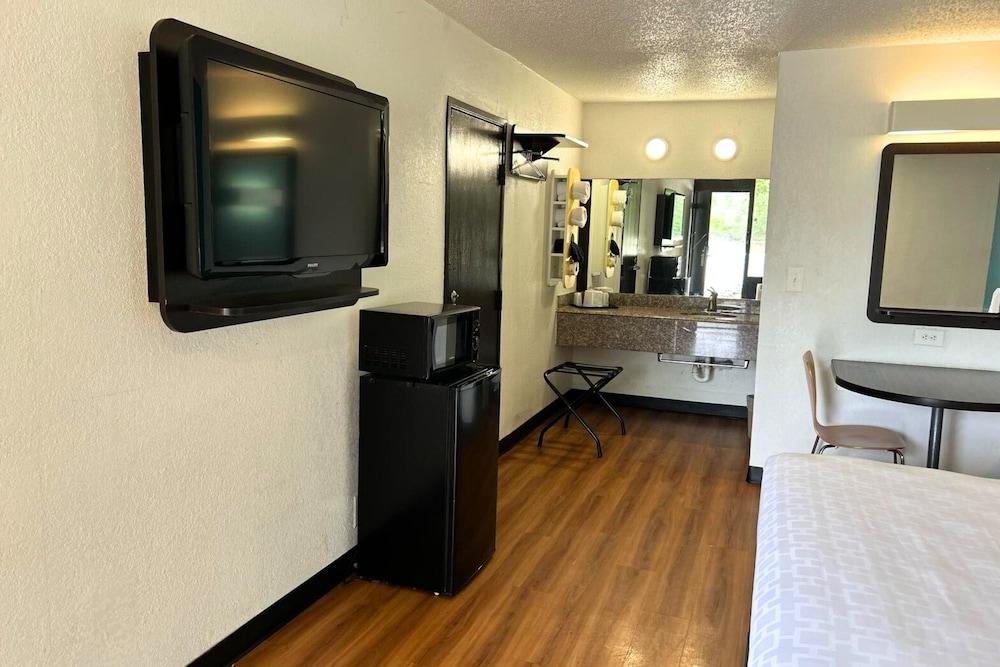 Blueway Inn Beeville Extended Stay photo 8