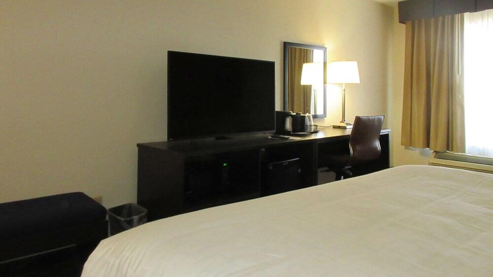 Clarion Pointe Evansville North photo 8