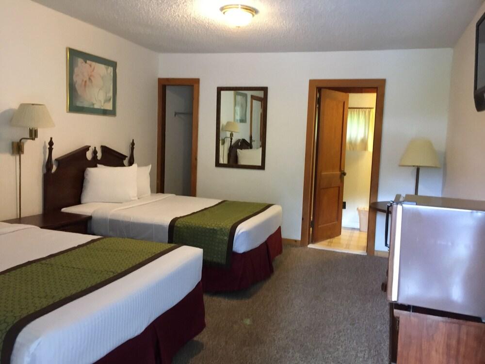 Adirondack Oasis Motel photo 35