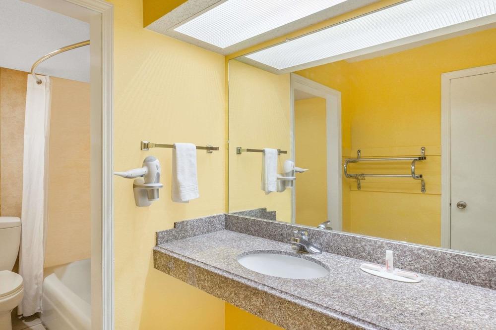Days Inn by Wyndham Jacksonville photo 4