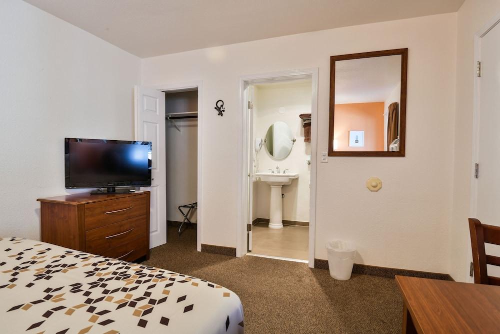 Adventure Inn & Motel photo 16