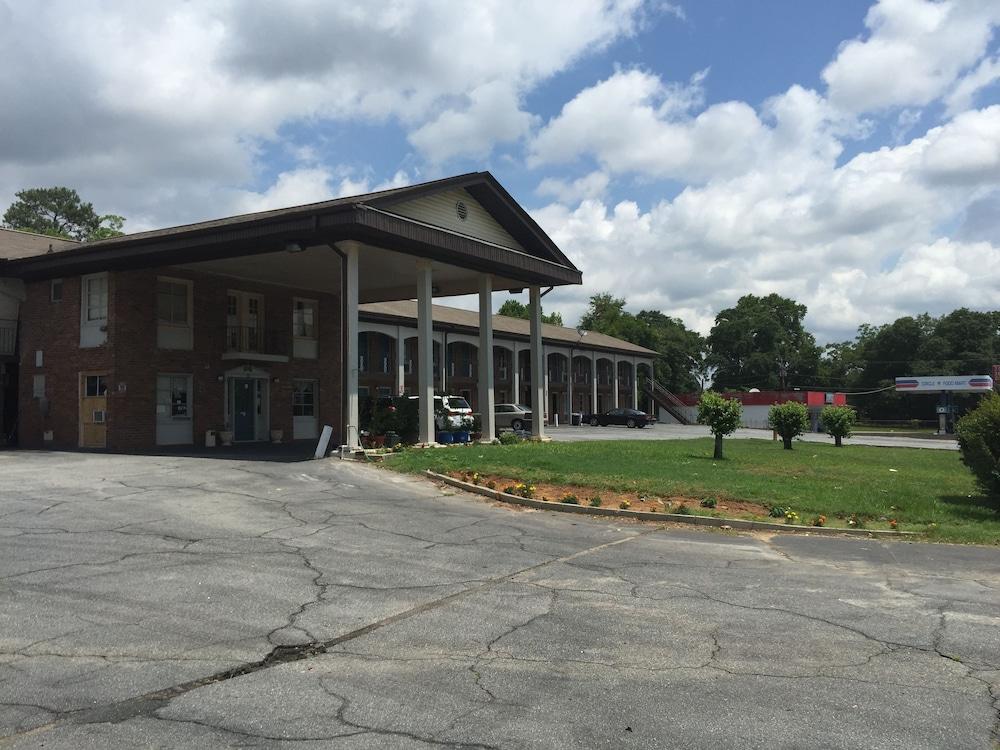 Scottish Inn & Suites photo 45
