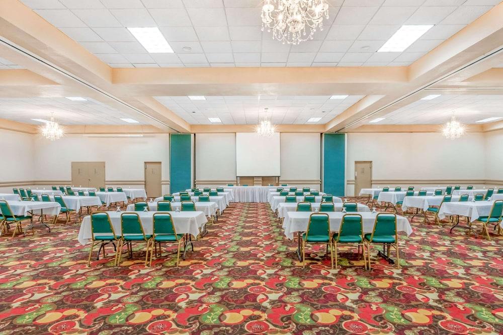 Quality Inn & Suites photo 30