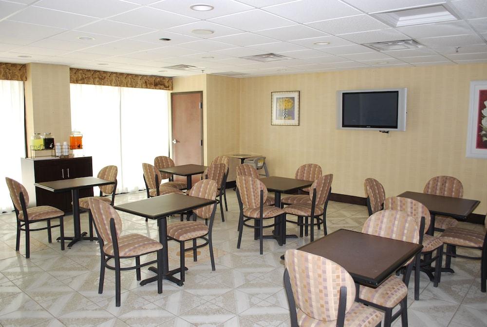 Jameson Inn and Suites Riverdale photo 25