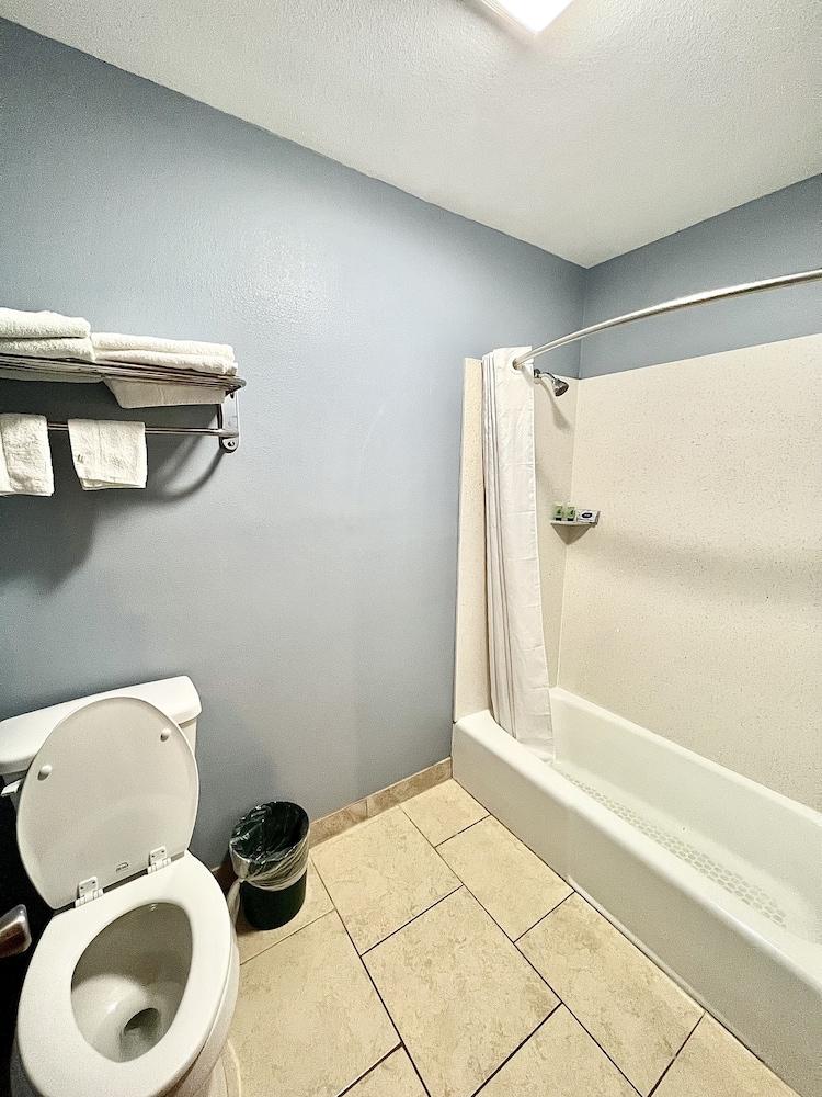 Texas Inn McAllen photo 5