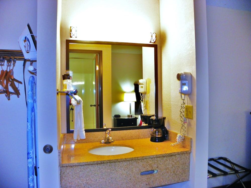 Royalton Inn & Suites photo 13