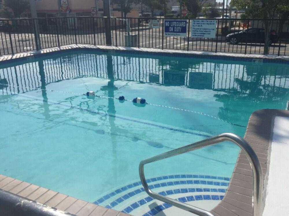 Surf Comber Motel photo 23