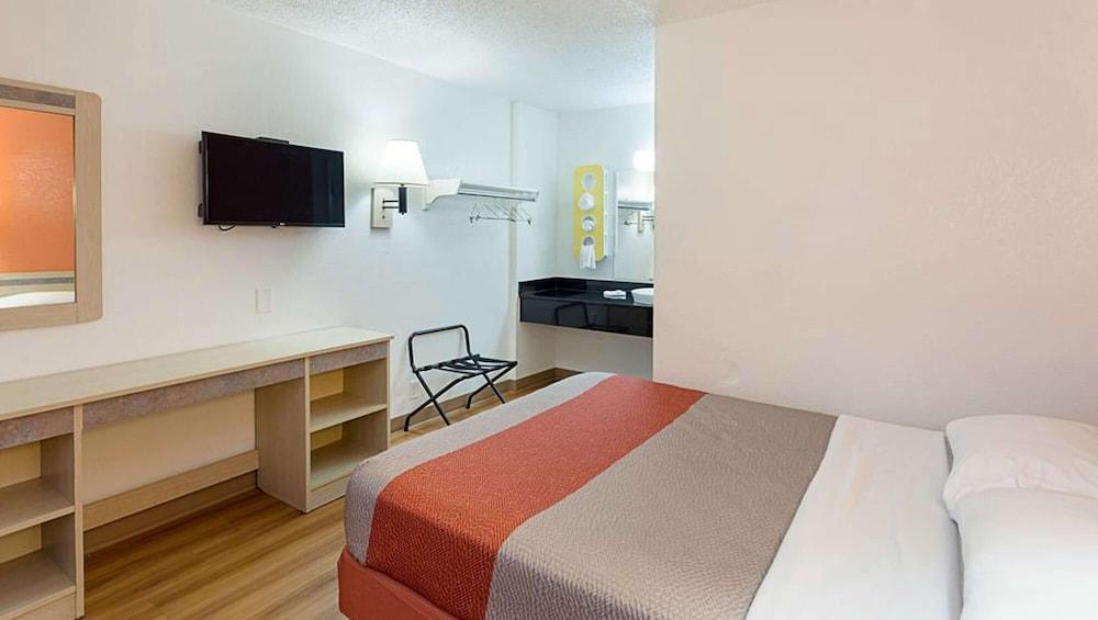 Super 6 Inn & Suites Baton Rouge photo 12