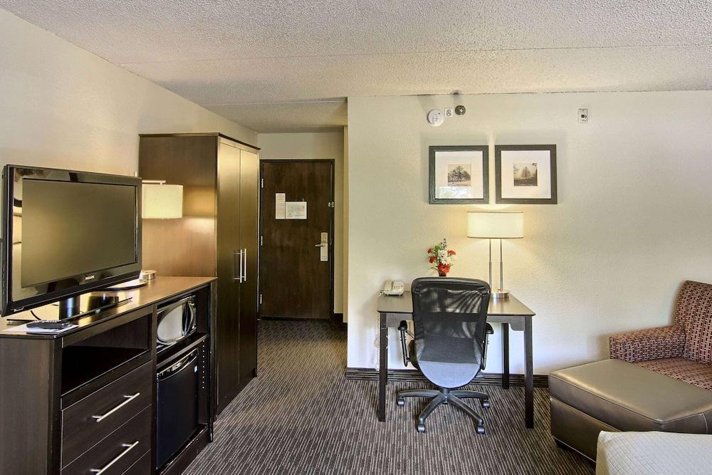 Blossom Hotel & Suites Traverse City photo 49