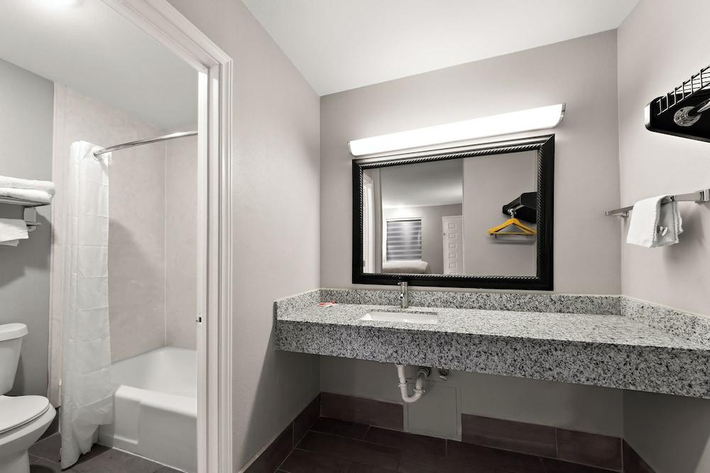 Econo Lodge Inn & Suites Laredo - Nuevo Laredo photo 11