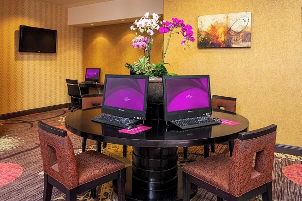 FairBridge Hotel by Concord Plaza photo 2