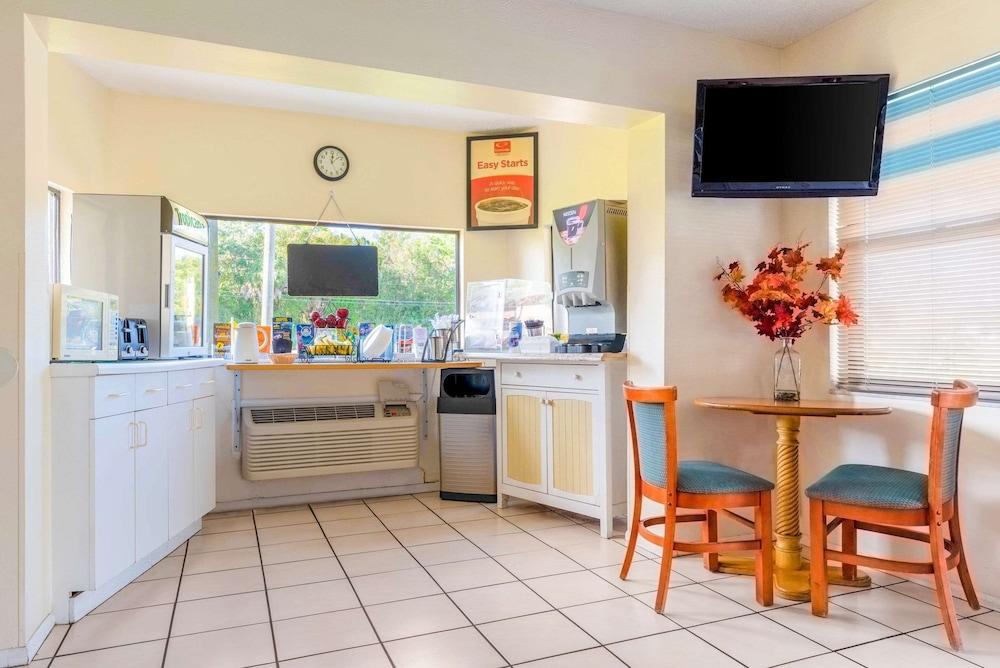 Econo Lodge Crystal River photo 33