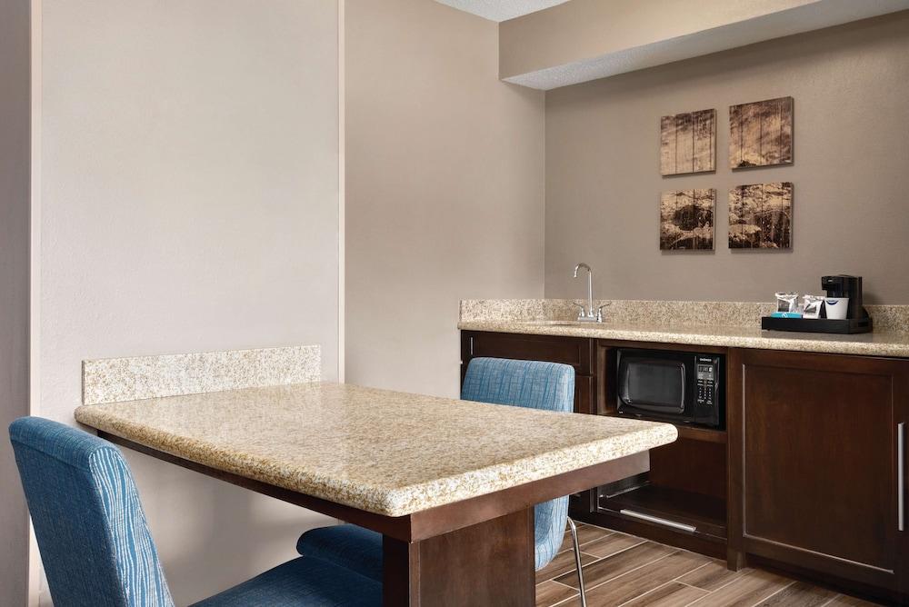 Hampton Inn & Suites Ft. Wayne-North photo 12