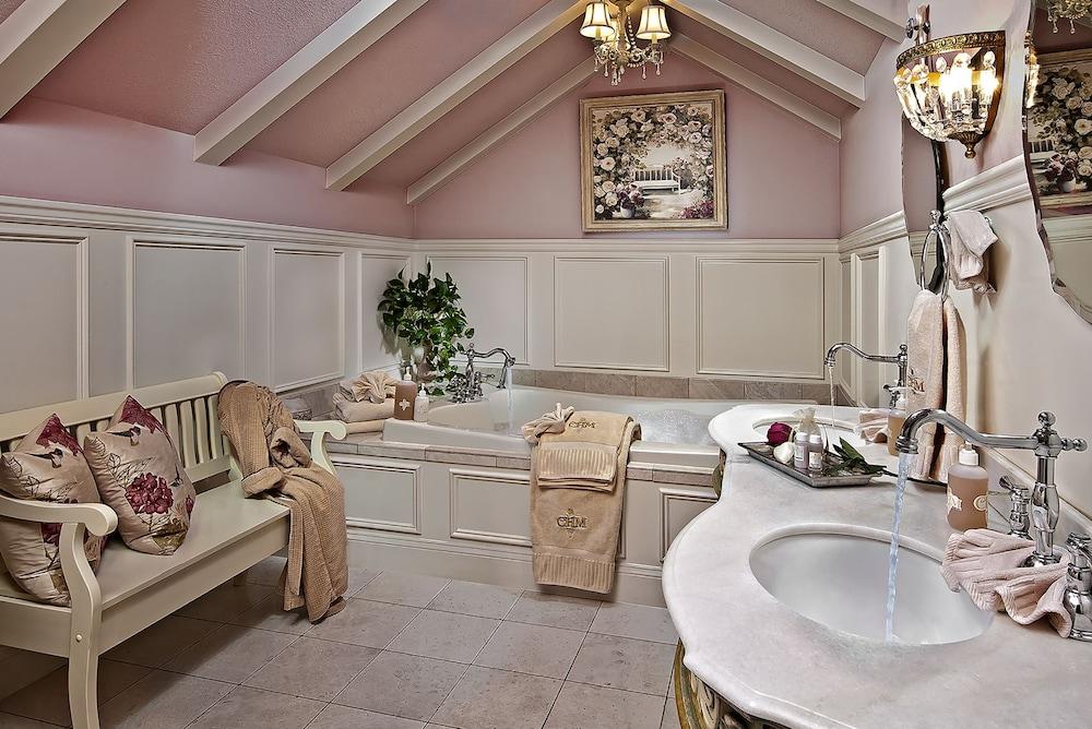 Cameo Heights Mansion photo 86