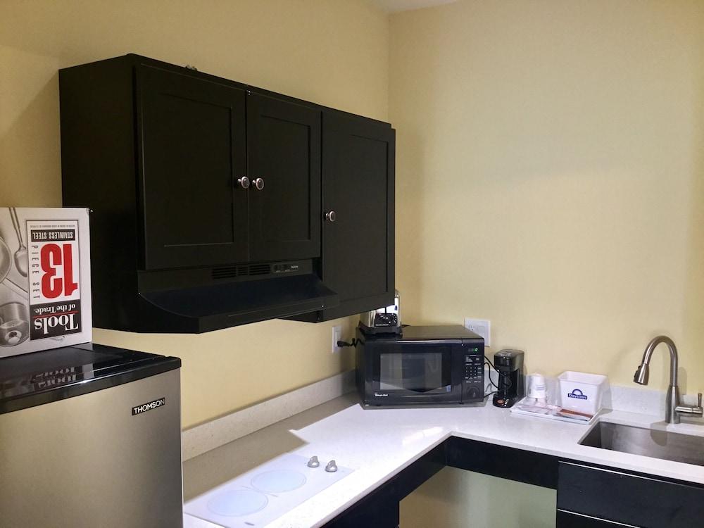 Days Inn by Wyndham Freeport photo 12