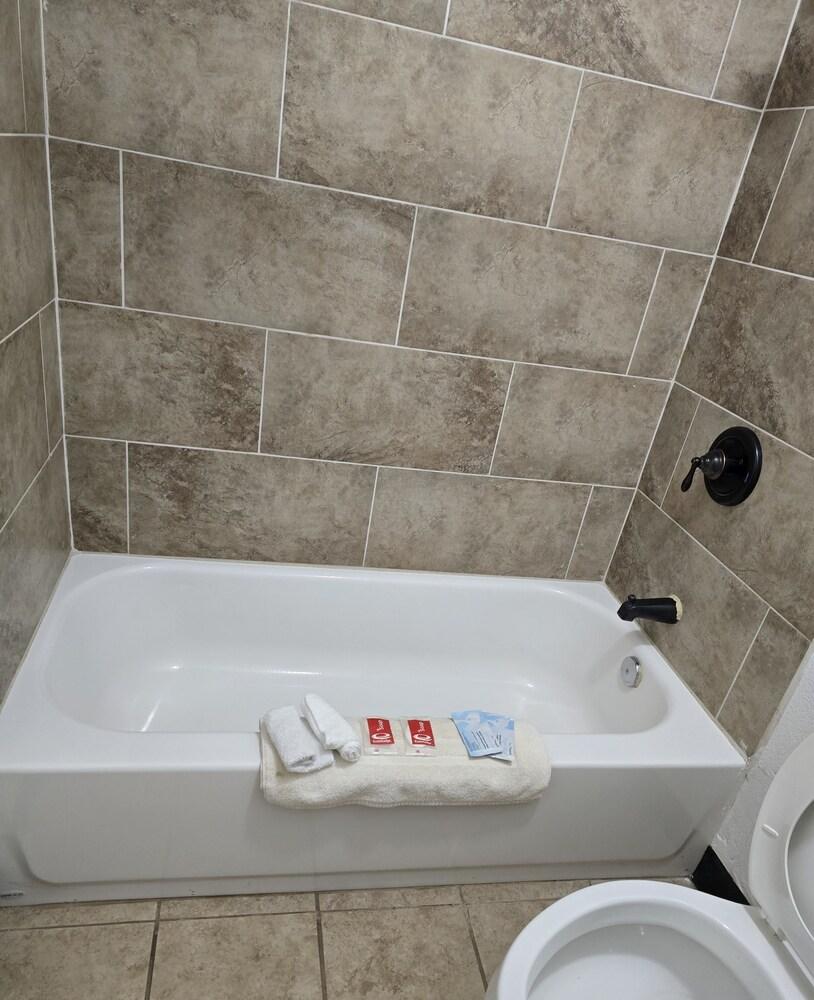 Econo Lodge Eagle Nest photo 66