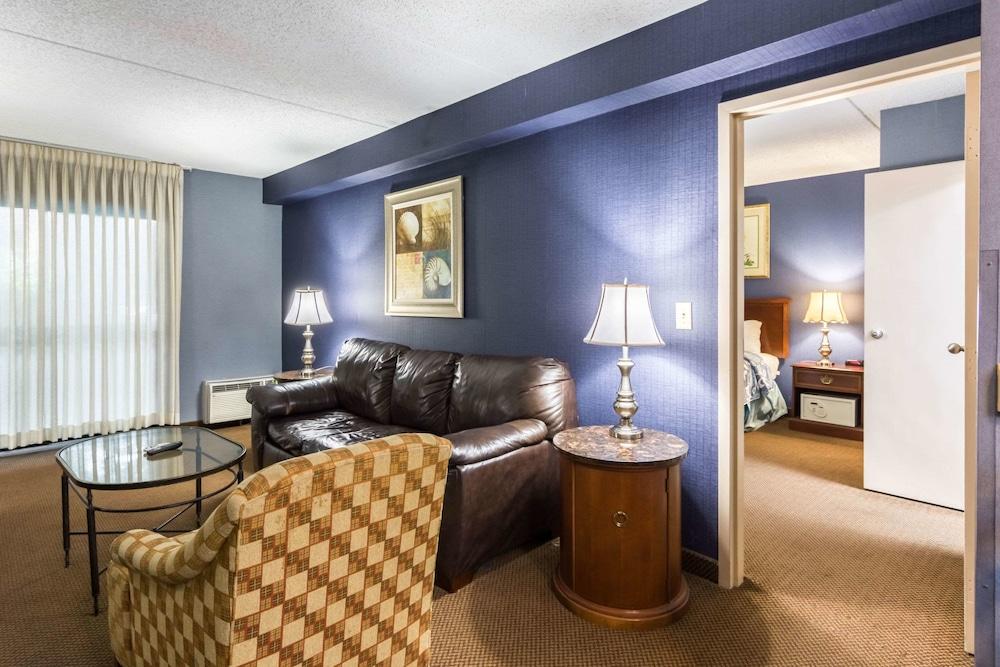 The Plaza Inn & Suites photo 14