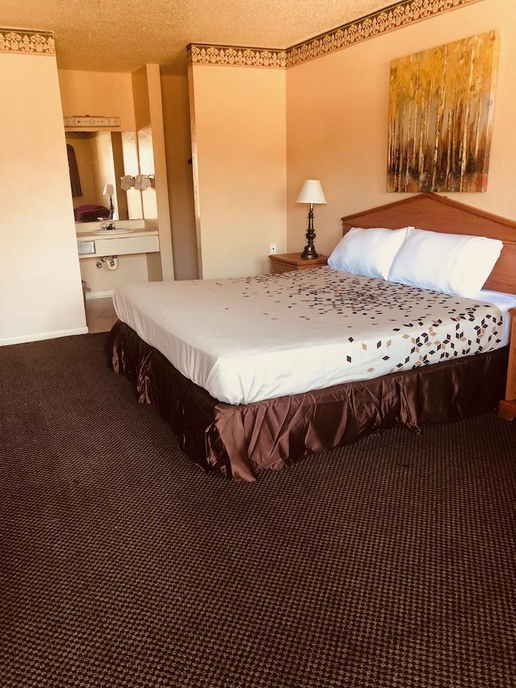 Hallmark Inn and Suites photo 4