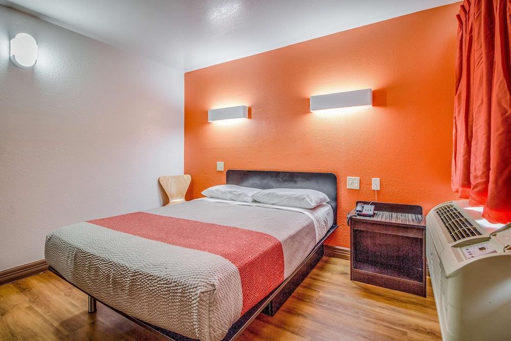 Motel 6 Conroe, TX photo 5
