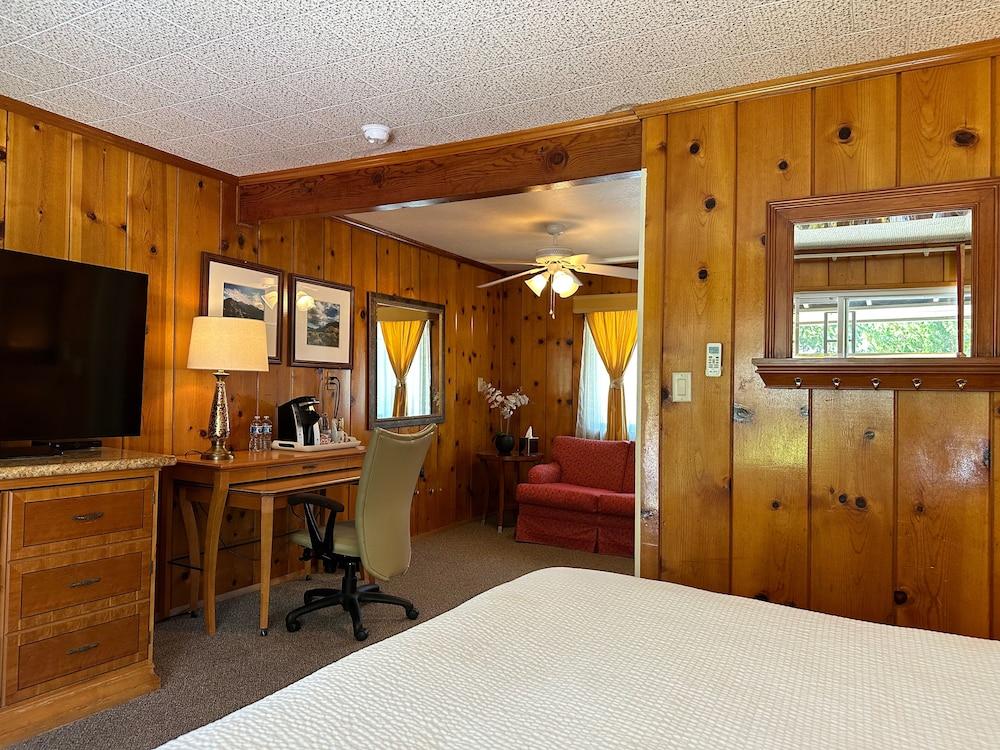 Piazza's Pine Cone Inn photo 7