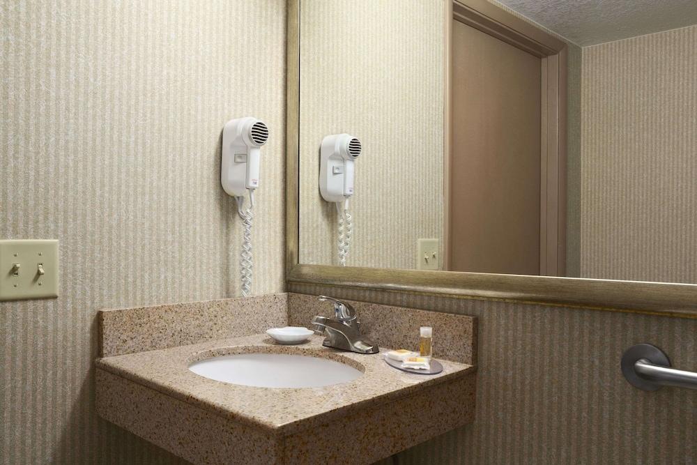 Days Inn by Wyndham Rock Falls photo 29