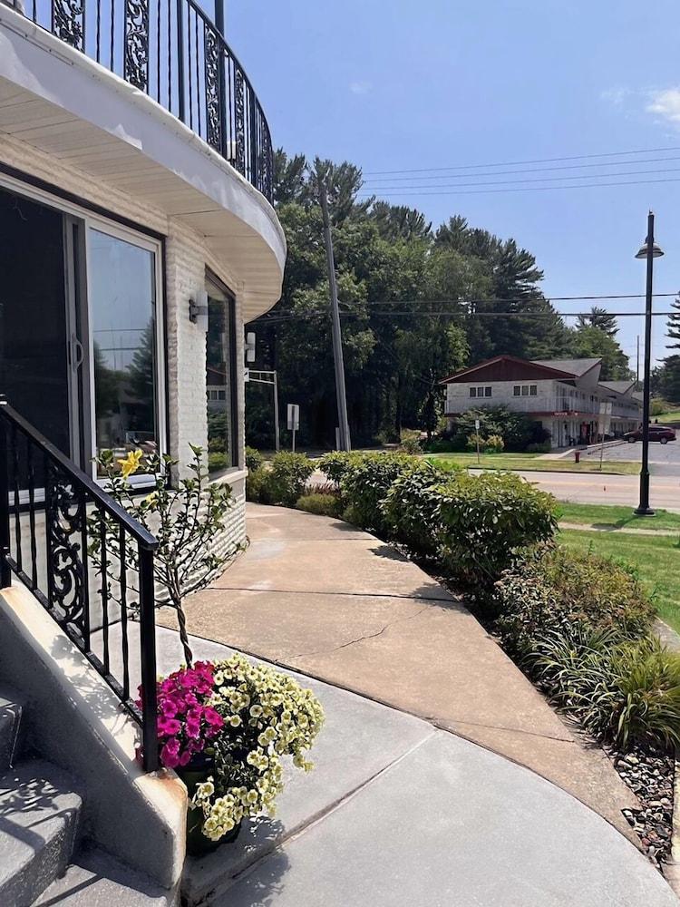 Amber's Inn & Suites photo 63