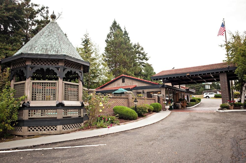 Coachman Inn & Suites photo 67