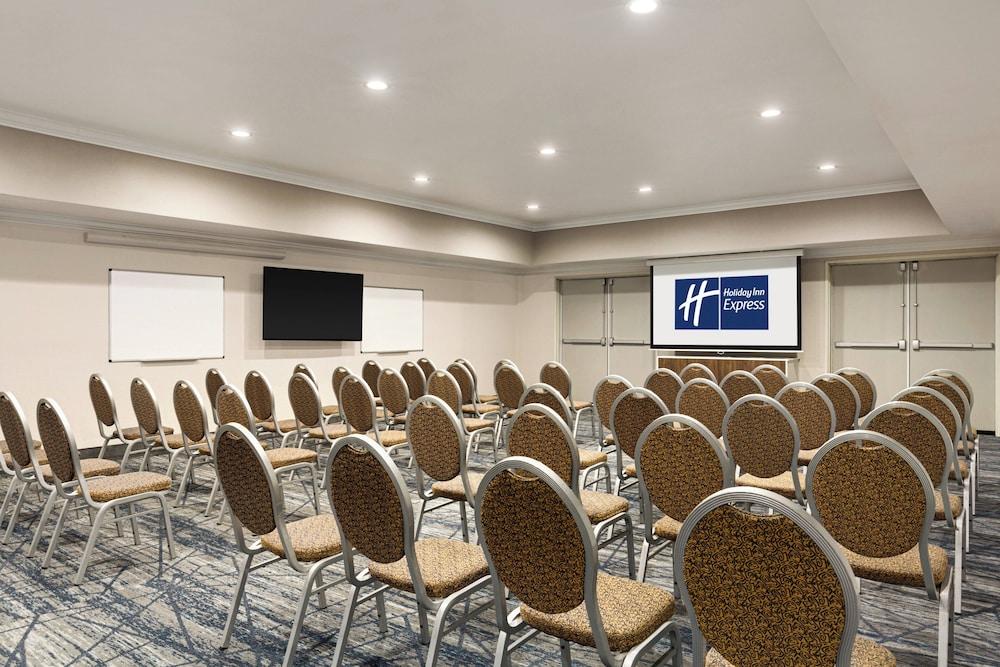 Holiday Inn Express and Suites Bakersfield Central by IHG photo 40