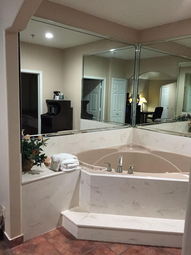 Scottish Inn & Suites photo 16