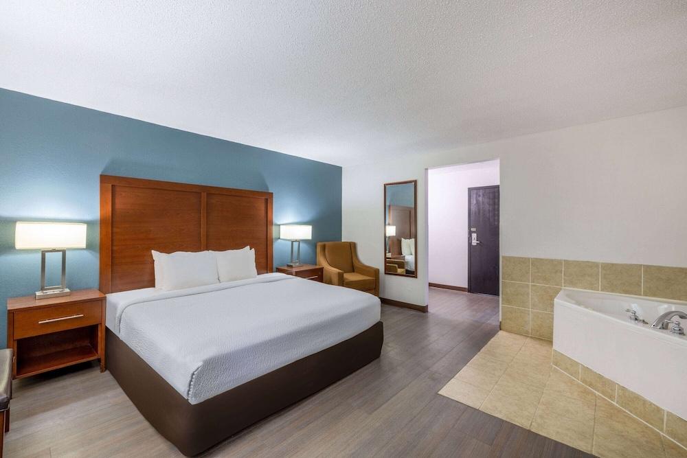 Travelodge by Wyndham Brooklyn Center photo 36