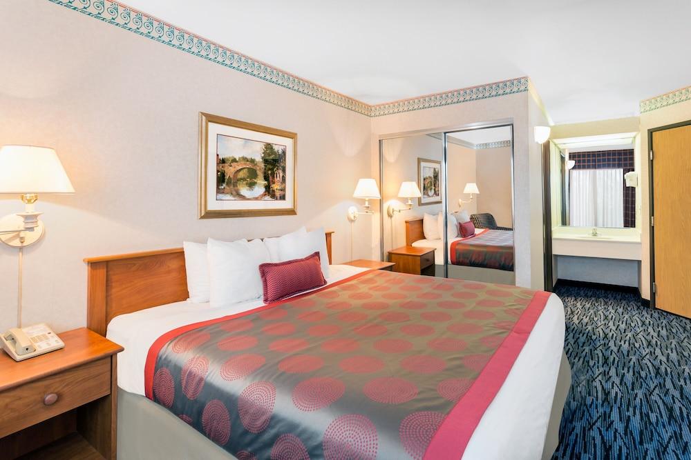 Ramada by Wyndham Kent Seattle Area photo 18