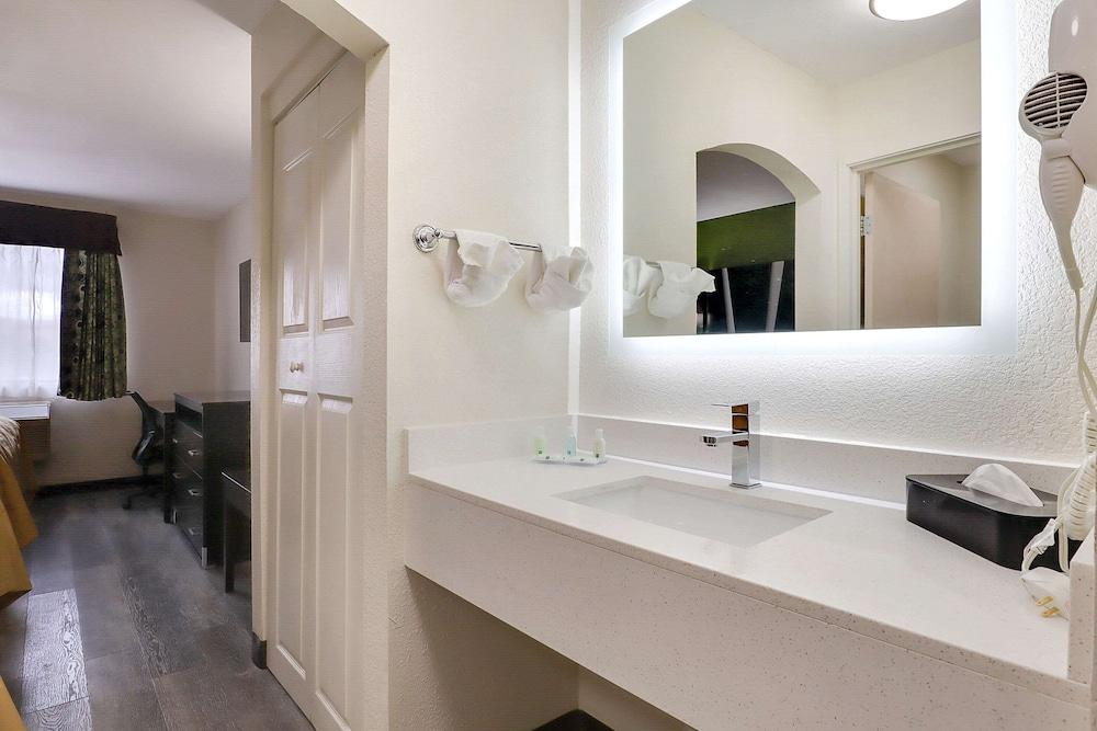 Quality Suites Albuquerque Airport photo 13